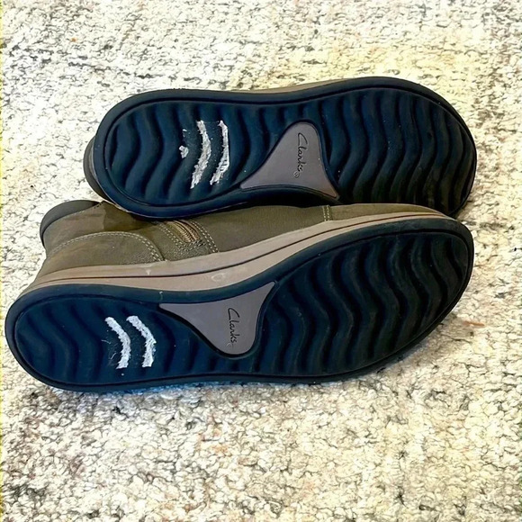 CLARKS Breeze Dusk Ankle Boot Womens 7 Olive Green Zippered Booties - Picture 10 of 11